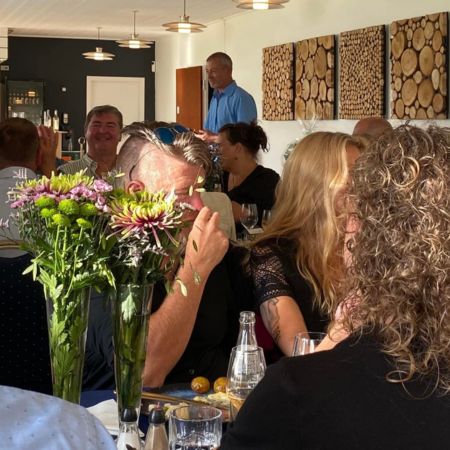 Gæster hygger sig i Pause Cafés festlokale