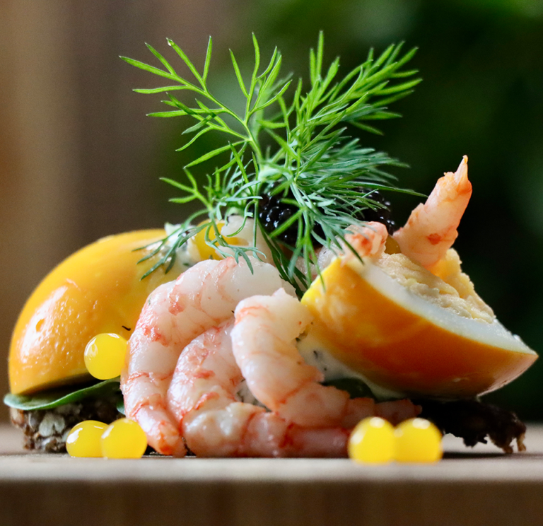 Æg og håndpillede rejer